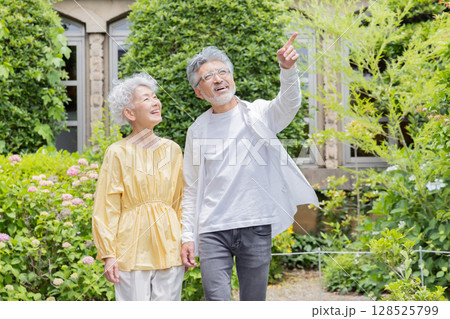リゾートを観光するシニアカップル 128525799