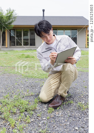 地質調査をする作業員 128525803