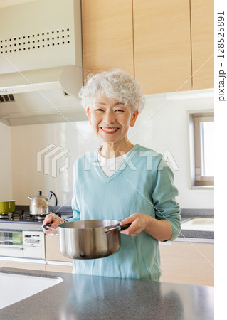 料理をするシニア女性 料理をするシニア女性 128525891