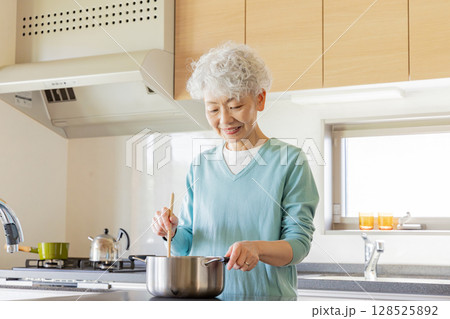 料理をするシニア女性 料理をするシニア女性 128525892
