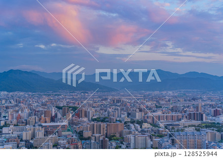 （福岡県）夕焼け雲に覆われた福岡市の街並み 128525944