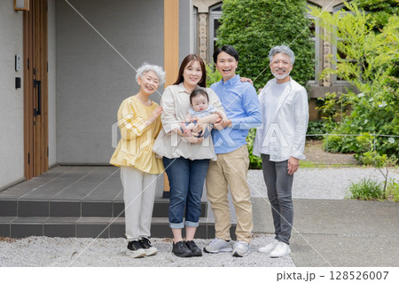 自宅の前で笑顔の三世代家族 128526007
