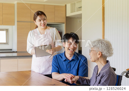 明るい介護イメージ 128526024
