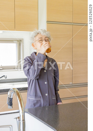 水を飲むシニア女性 128526029