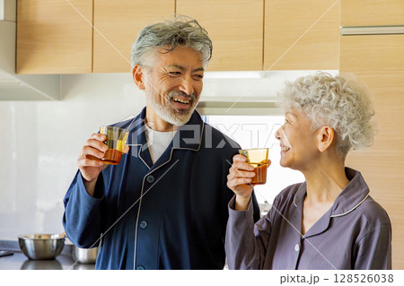 水を飲むシニアカップル 128526038