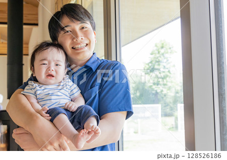 赤ちゃんを抱っこする保育士 赤ちゃんを抱っこする保育士 128526186