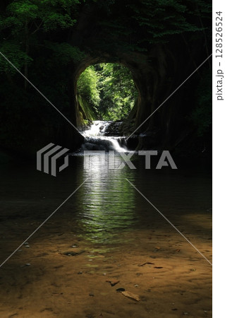 神秘の滝 128526524