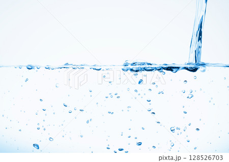 水中に舞い上がるたくさんの気泡. 128526703