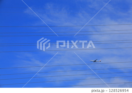 青空に浮かぶ白い雲 128526954