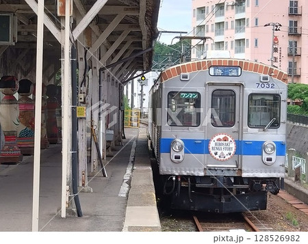 弘南鉄道 中央弘前駅のホームと7000系 弘南鉄道 中央弘前駅のホームと7000系 128526982