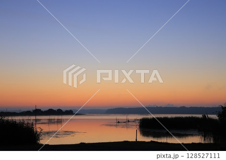 水面に映る朝焼け 128527111