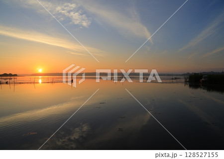 水面に映る朝焼け 128527155
