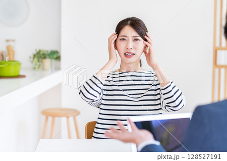 ファイナンシャルプランナーと相談する主婦。 128527191