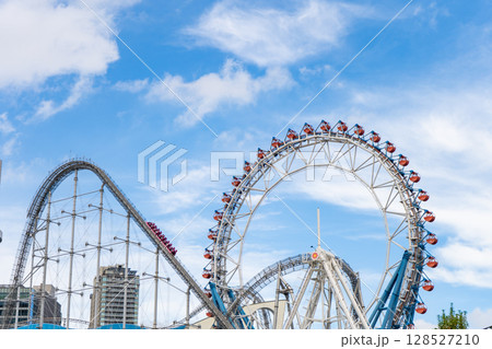 東京都文京区 東京ドームシティの観覧車とジェットコースター 東京都文京区 東京ドームシティの観覧車とジェットコースター 128527210