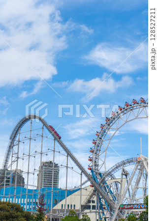 東京都文京区　東京ドームシティの観覧車とジェットコースター 128527211