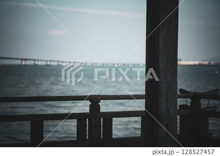 海を見下ろす展望台 128527457