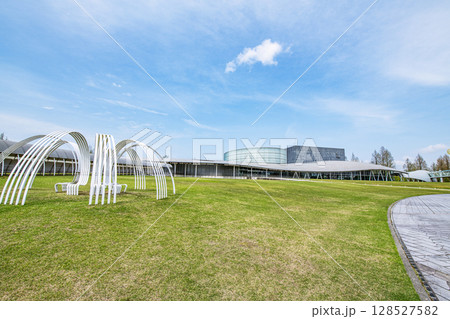 新潟県長岡市　晴天の長岡リリックホール 128527582