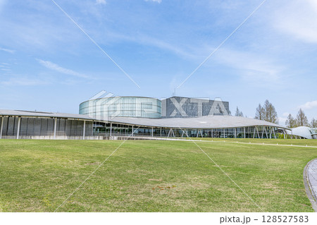 新潟県長岡市　晴天の長岡リリックホール 128527583