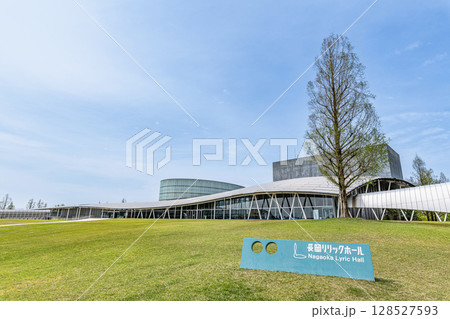 新潟県長岡市　晴天の長岡リリックホール 128527593