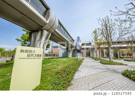 新潟県長岡市 晴天の新潟県立近代美術館 新潟県長岡市 晴天の新潟県立近代美術館 128527595