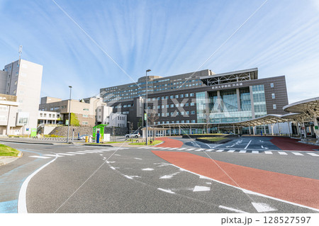 新潟県新潟市　快晴の新潟大学歯学部総合病院 128527597