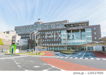 新潟県新潟市　快晴の新潟大学歯学部総合病院 128527600
