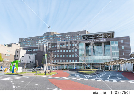 新潟県新潟市　快晴の新潟大学歯学部総合病院 128527601