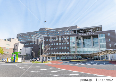 新潟県新潟市　快晴の新潟大学歯学部総合病院 128527602