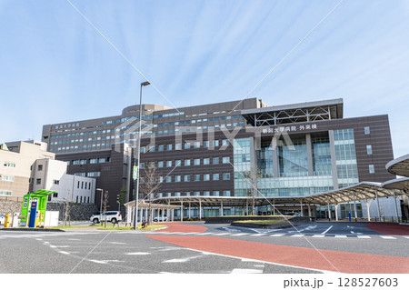 新潟県新潟市 快晴の新潟大学歯学部総合病院 新潟県新潟市 快晴の新潟大学歯学部総合病院 128527603