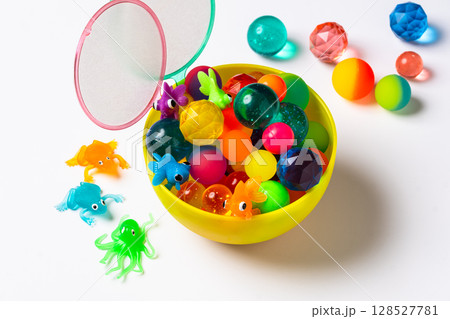 カップに入ったカラフルなスーパーボールとポイと海の生きもののおもちゃ 128527781