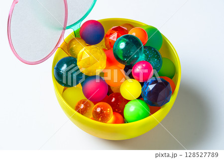 カップに入ったカラフルなスーパーボールとポイ カップに入ったカラフルなスーパーボールとポイ 128527789