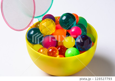 カップに入ったカラフルなスーパーボールとポイ カップに入ったカラフルなスーパーボールとポイ 128527793