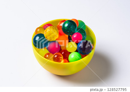 カップに入ったカラフルなスーパーボール 128527795