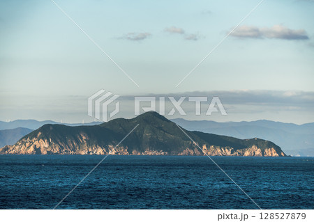 【東京九州フェリーはまゆう新門司行　高知県沖を航行　鵜来島】 128527879