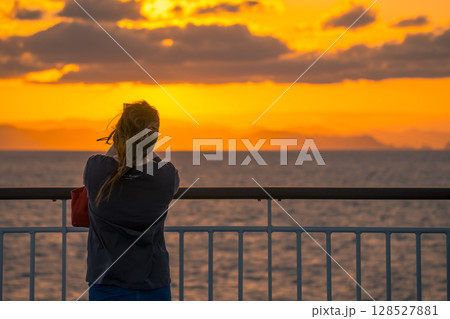 【東京九州フェリーはまゆう新門司港行 宇和島沖の夕日】 【東京九州フェリーはまゆう新門司港行 宇和島沖の夕日】 128527881