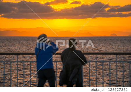 【東京九州フェリーはまゆう新門司港行　宇和島沖の夕日】 128527882
