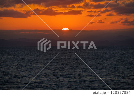 【東京九州フェリーはまゆう新門司港行 宇和島沖の夕日】 【東京九州フェリーはまゆう新門司港行 宇和島沖の夕日】 128527884