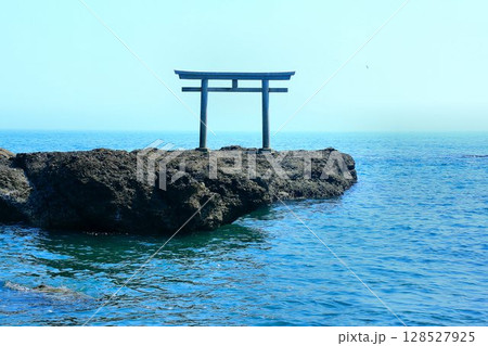 太平洋の絶景を望む鳥居… 『大洗磯前神社』神磯の鳥居 太平洋の絶景を望む鳥居… 『大洗磯前神社』神磯の鳥居 128527925