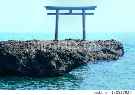 太平洋の絶景を望む鳥居… 『大洗磯前神社』神磯の鳥居 太平洋の絶景を望む鳥居… 『大洗磯前神社』神磯の鳥居 128527926