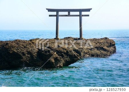 太平洋の絶景を望む鳥居… 『大洗磯前神社』神磯の鳥居 128527930