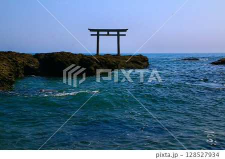太平洋の絶景を望む鳥居… 『大洗磯前神社』神磯の鳥居 太平洋の絶景を望む鳥居… 『大洗磯前神社』神磯の鳥居 128527934