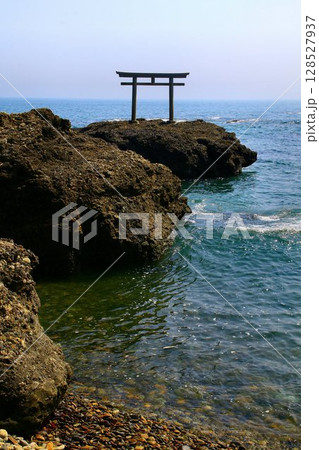 太平洋の絶景を望む鳥居… 『大洗磯前神社』神磯の鳥居 太平洋の絶景を望む鳥居… 『大洗磯前神社』神磯の鳥居 128527937
