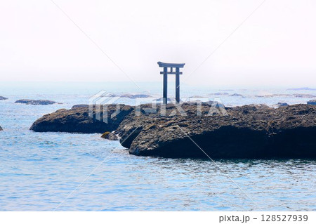太平洋の絶景を望む鳥居… 『大洗磯前神社』神磯の鳥居 太平洋の絶景を望む鳥居… 『大洗磯前神社』神磯の鳥居 128527939