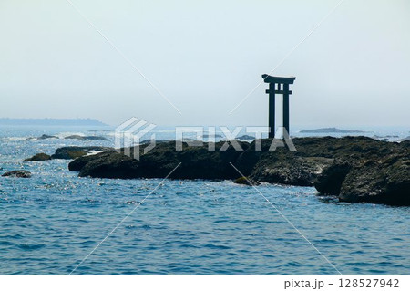 太平洋の絶景を望む鳥居… 『大洗磯前神社』神磯の鳥居 太平洋の絶景を望む鳥居… 『大洗磯前神社』神磯の鳥居 128527942