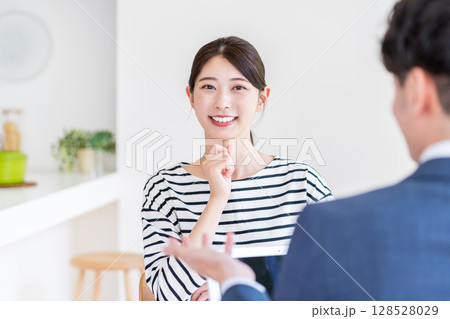 FPに相談している若い主婦。 128528029