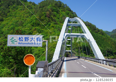 愛媛県四国中央市 法皇湖に架かる松野大橋 愛媛県四国中央市 法皇湖に架かる松野大橋 128528035