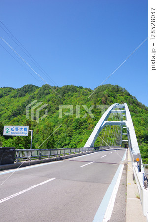愛媛県四国中央市 法皇湖に架かる松野大橋 愛媛県四国中央市 法皇湖に架かる松野大橋 128528037