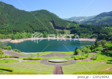 愛媛県四国中央市　てらの湖畔広場 128528042