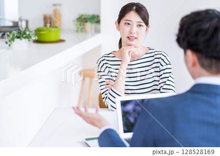 ファイナンシャルプランナーと相談する主婦。 ファイナンシャルプランナーと相談する主婦。 128528169