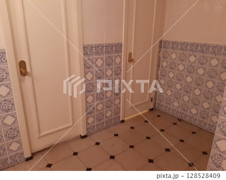 豪華なトイレ トイレの外壁 豪華なトイレ トイレの外壁 128528409